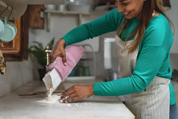 Wanita Latin Yang Matang Menyiapkan Tepung Untuk Adonan Dapur Tua — Stok Foto