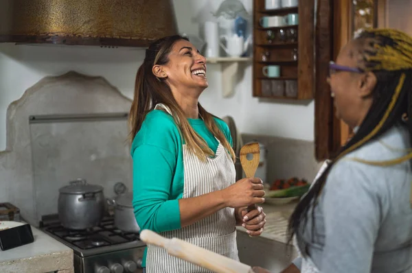 Happy Multirasial Perempuan Bersenang Senang Dapur Mempersiapkan Resep Buatan Sendiri — Stok Foto