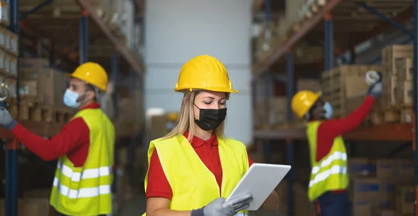 Equipo Que Trabaja Almacén Haciendo Inventario Usando Tableta Digital Cargando — Foto de Stock