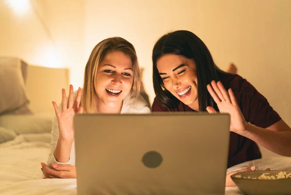 Wanita Muda Menggunakan Laptop Tempat Tidur Selama Wabah Virus Korona — Stok Foto