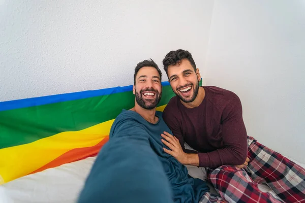 Pasangan Gay Yang Bahagia Bersenang Senang Dengan Selfie Tempat Tidur — Stok Foto