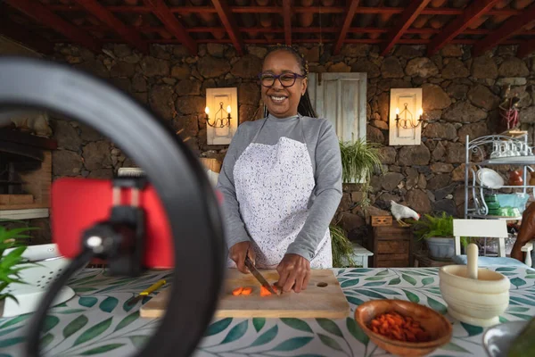 Afrikalı Son Sınıf Öğrencisi Yemek Tarifi Hazırlarken Web Mutfağı Ana — Stok fotoğraf