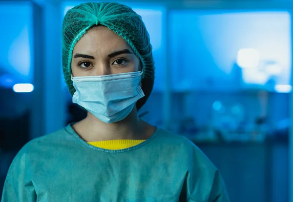 Doctora Joven Que Usa Equipo Protección Personal Dentro Del Laboratorio —  Fotos de Stock