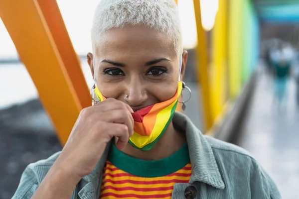 Ung Kvinna Bär Gay Stolthet Mask Symbol För Lgbtq Social — Stockfoto