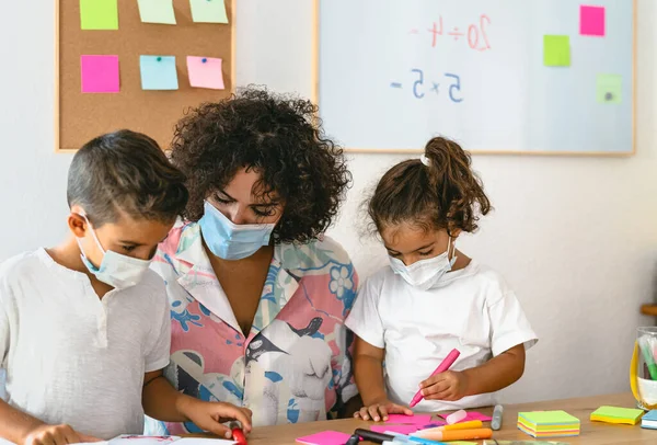 Nauczyciel Dziećmi Noszącymi Maskę Twarzy Przedszkolu Podczas Pandemii Wirusa Korony — Zdjęcie stockowe