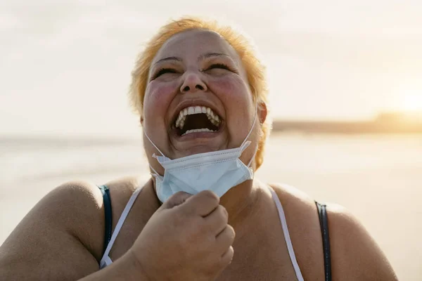 Happy Size Woman Laughing Beach While Wearing Face Mask Curvy — Stok Foto