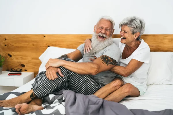 Šťastný Starší Pár Usměvavý Spolu Posteli Hipster Starší Lidé Legrační — Stock fotografie