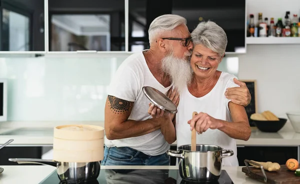 Boldog Nyugdíjas Pár Szórakozás Főzés Együtt Otthon Idős Emberek Készít — Stock Fotó
