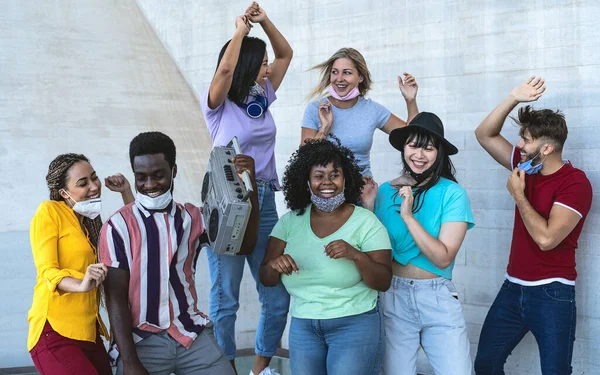 Amigos Felizes Usando Máscara Facial Ouvindo Música Com Boombox Vintage — Fotografia de Stock