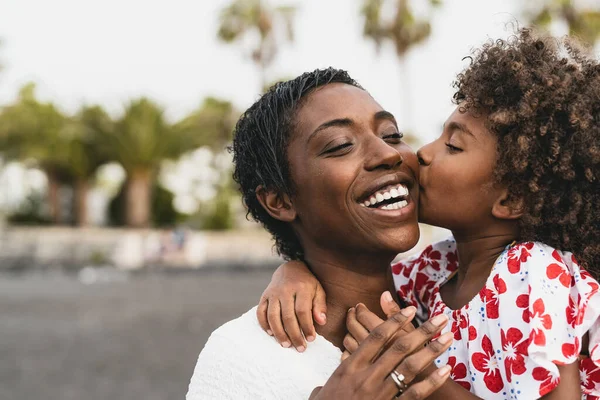 Glückliche Afrikanische Familie Den Sommerferien Strand Afroamerikaner Haben Spaß Urlaub — Stockfoto
