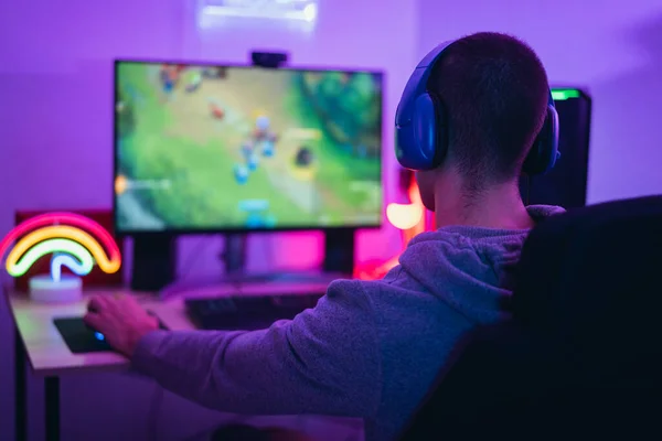 Jovem Jogador Jogando Videogames Online Enquanto Faz Streaming Nas Mídias — Fotografia de Stock