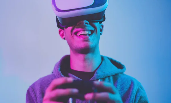 青少年游戏玩家玩虚拟现实体验的新电子游戏 青少年娱乐及科技概念 — 图库照片