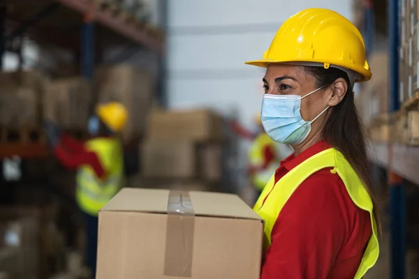 Mujer Latina Que Trabaja Almacén Cargando Cajas Entrega Mientras Usa — Foto de Stock