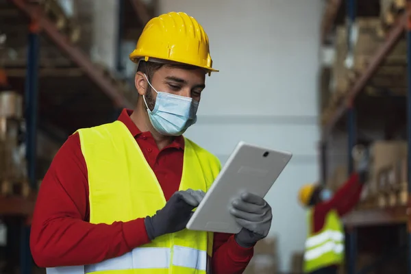 Giovane Uomo Che Lavora Magazzino Facendo Inventario Utilizzando Tablet Digitale — Foto Stock