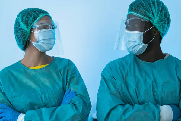 코로나 바이러스 발생에 싸우고 장비를 착용하고 의사들 종사자 — 스톡 사진