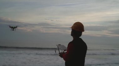 Erkek mühendis İHA - Teknoloji ve endüstriyel konsept kullanarak teftiş yapıyor.