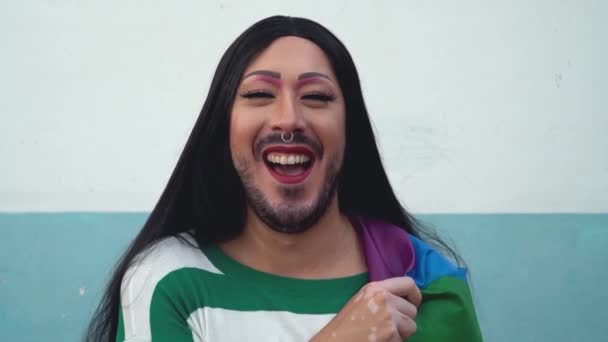 Activista Drag Queen Feliz Divirtiéndose Durante Desfile Del Orgullo Gay — Vídeo de stock