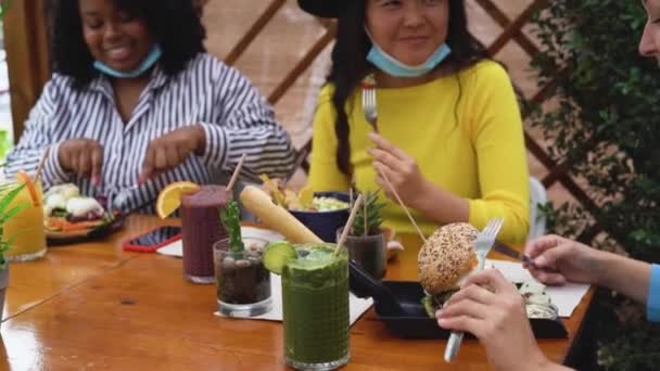 Multiraciale Vrienden Die Gezond Lunchen Koffiebrunch Bar Tijdens Corona Virus — Stockvideo