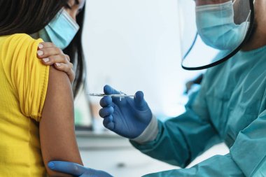 Corona virüsü salgınını önlediği ve durdurduğu için kadın hastaya aşı enjekte eden sağlık çalışanı - Covid19 hastalık konseptine karşı sağlık ve tedavi