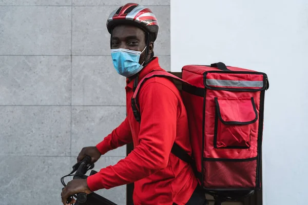 Hombre Jinete Africano Entregando Comida Clientes Con Bicicleta Eléctrica Mientras — Foto de Stock
