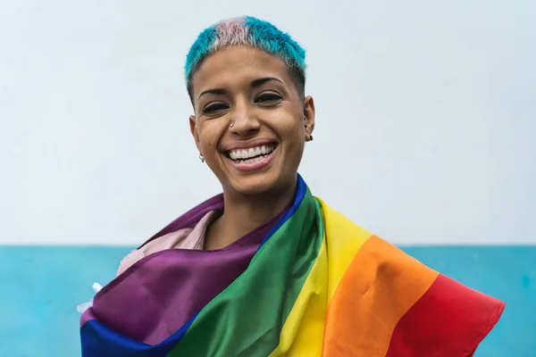 Jovem Ativista Sorrindo Segurando Arco Íris Símbolo Bandeira Movimento Social — Fotografia de Stock