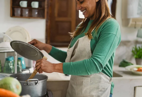 Latin Wanita Dewasa Memasak Dapur Vintage Tua Ibu Tersenyum Mempersiapkan — Stok Foto