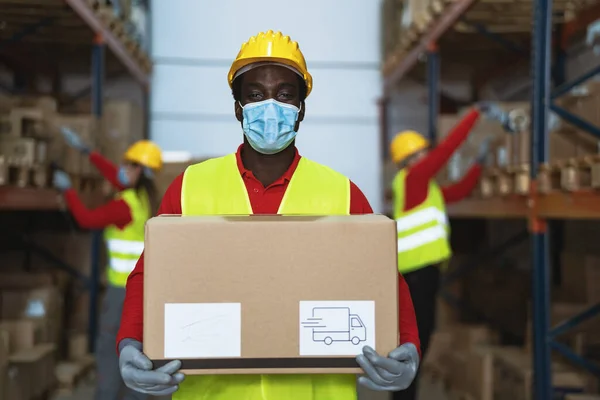 Hombre Negro Que Trabaja Almacén Cargando Cajas Entrega Mientras Usa — Foto de Stock