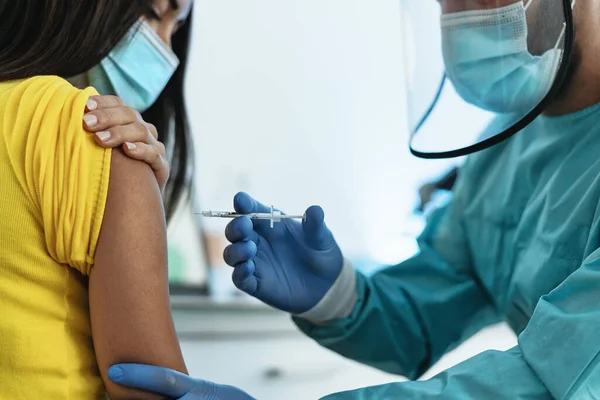Trabajadora Médica Inyectando Vacunas Una Paciente Femenina Para Prevenir Detener — Foto de Stock