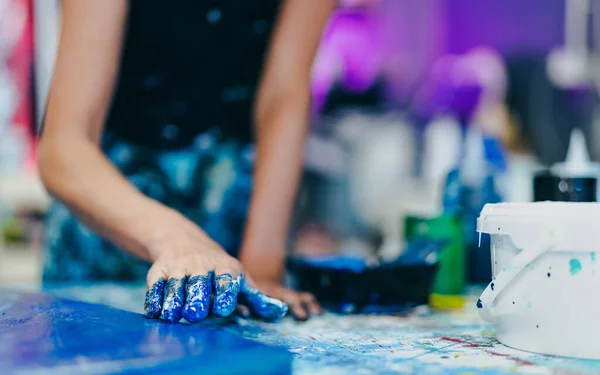 Mujer Artista Pintura Con Las Manos Sobre Lienzo Taller Estudio — Foto de Stock