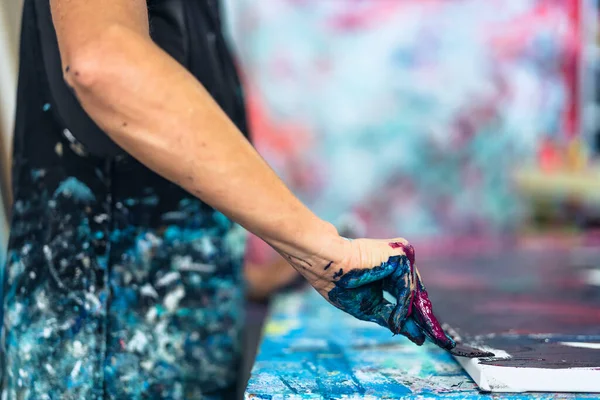 ワークショップスタジオでキャンバス上の女性アーティストの絵画 画家の仕事と創造的な工芸の概念 — ストック写真