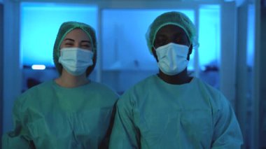 Korona virüsü salgınına karşı mücadele eden kişisel koruyucu ekipman giyen doktorlar - Sağlık hizmetleri ve sağlık çalışanları kavramı