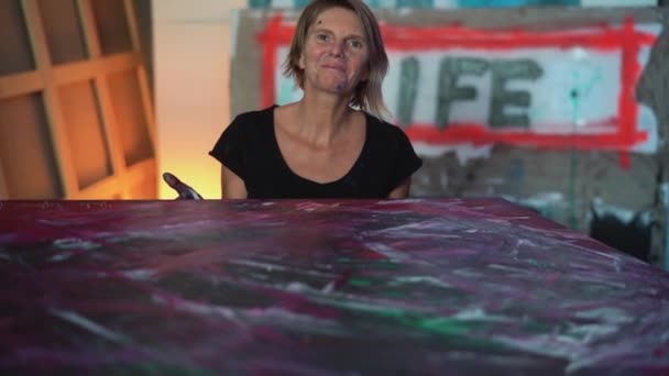 Artista Donna Che Mostra Sua Arte Pittorica Tela Atelier Pittore — Video Stock