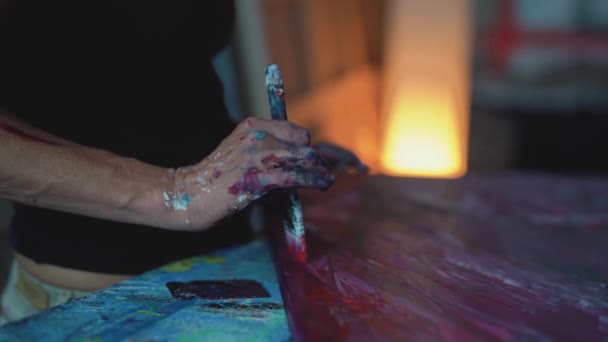 Pintura Mujer Artista Con Pincel Sobre Lienzo Taller Trabajo Pintor — Vídeos de Stock