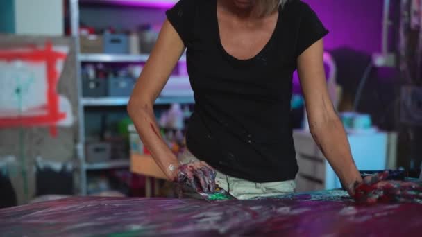 Γυναίκα Καλλιτέχνης Ζωγραφική Καμβά Στο Εργαστήριο Στούντιο Ζωγράφος Έργο Και — Αρχείο Βίντεο