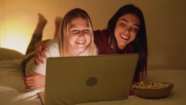 Jovens Mulheres Usando Laptop Cama Durante Surto Vírus Corona — Vídeo de Stock