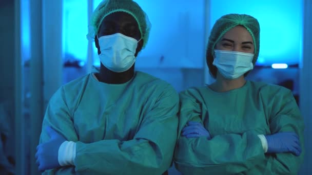 Medicii Care Poartă Echipament Personal Protecție Împotriva Epidemiei Virus Corona — Videoclip de stoc