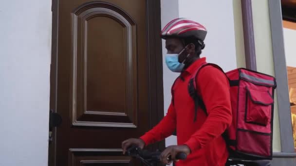 Afrykański Jeździec Dostarczający Posiłek Domu Rowerem Elektrycznym Masce Twarz Podczas — Wideo stockowe