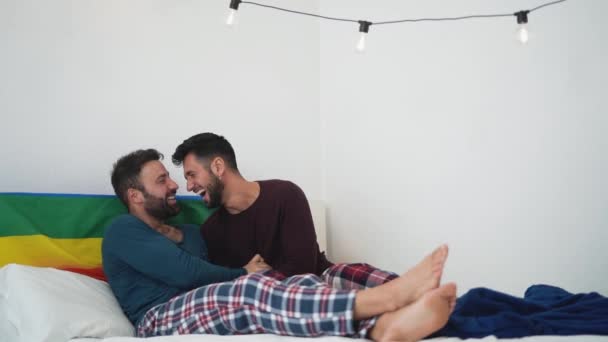 Glückliches Homosexuelles Paar Mit Zärtlichen Momenten Schlafzimmer Homosexuelle Liebesbeziehung Und — Stockvideo