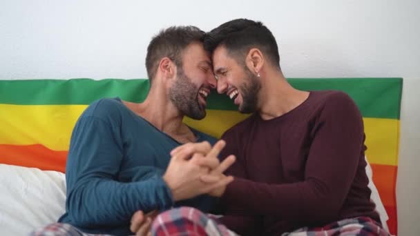 Šťastný Homosexuální Pár Něžné Momenty Ložnici Homosexuální Milostný Vztah Rovnost — Stock video