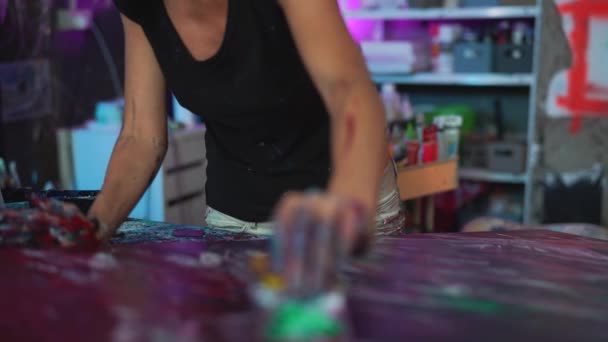 Mulher Artista Pintura Sobre Tela Estúdio Oficina Trabalho Pintor Conceito — Vídeo de Stock