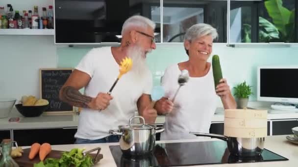 快乐的老夫妇在家中共舞 老年人在现代厨房准备健康午餐 退休生活方式 家庭时间和食物营养概念 — 图库视频影像