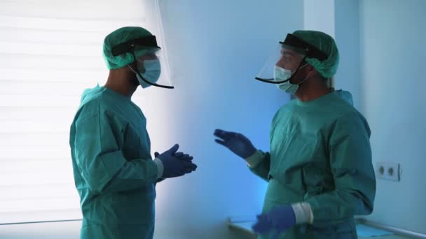 Médicos Conversando Después Una Operación Quirúrgica Hospital Durante Brote Del — Vídeos de Stock