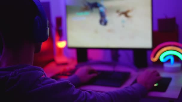 Pemain Muda Bermain Video Game Online Saat Streaming Media Sosial — Stok Video