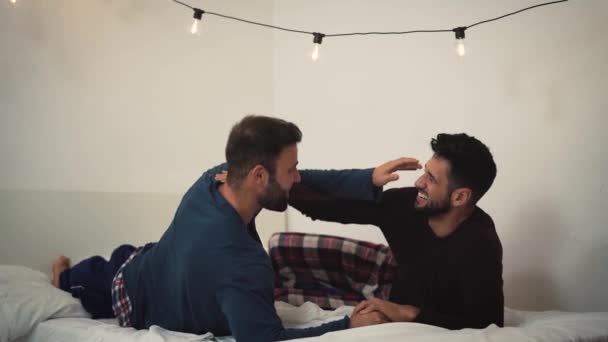 Feliz Gay Casal Ter Concurso Momentos Quarto Homossexual Amor Relacionamento — Vídeo de Stock