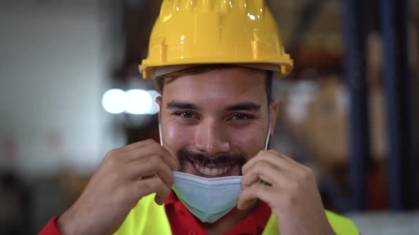 Ung Mand Der Arbejder Lager Mens Iført Ansigtsmaske Corona Virus – Stock-video