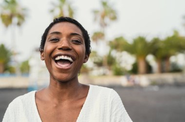 Mutlu Afrikalı yaz tatilinde sahilde eğleniyor.