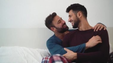 Mutlu eşcinsel çift yatak odasında hassas anlar yaşıyor - Homoseksüel aşk ilişkisi ve cinsiyet eşitliği kavramı