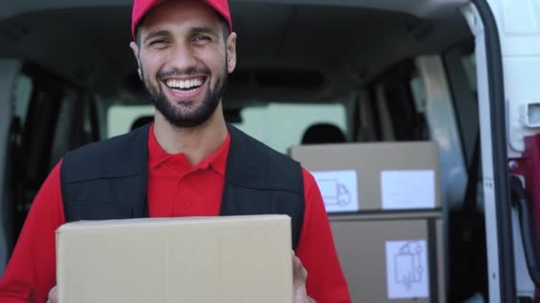 Jonge Bezorger Met Kartonnen Doos Mensen Die Werken Met Snelle — Stockvideo