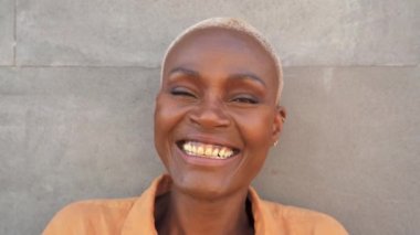 Mutlu Afro kadın portresi Afrikalı son sınıf öğrencisi kameranın önünde gülümsüyor.