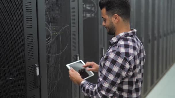 Insinyur Informasi Pria Yang Bekerja Dalam Basis Data Ruang Server — Stok Video